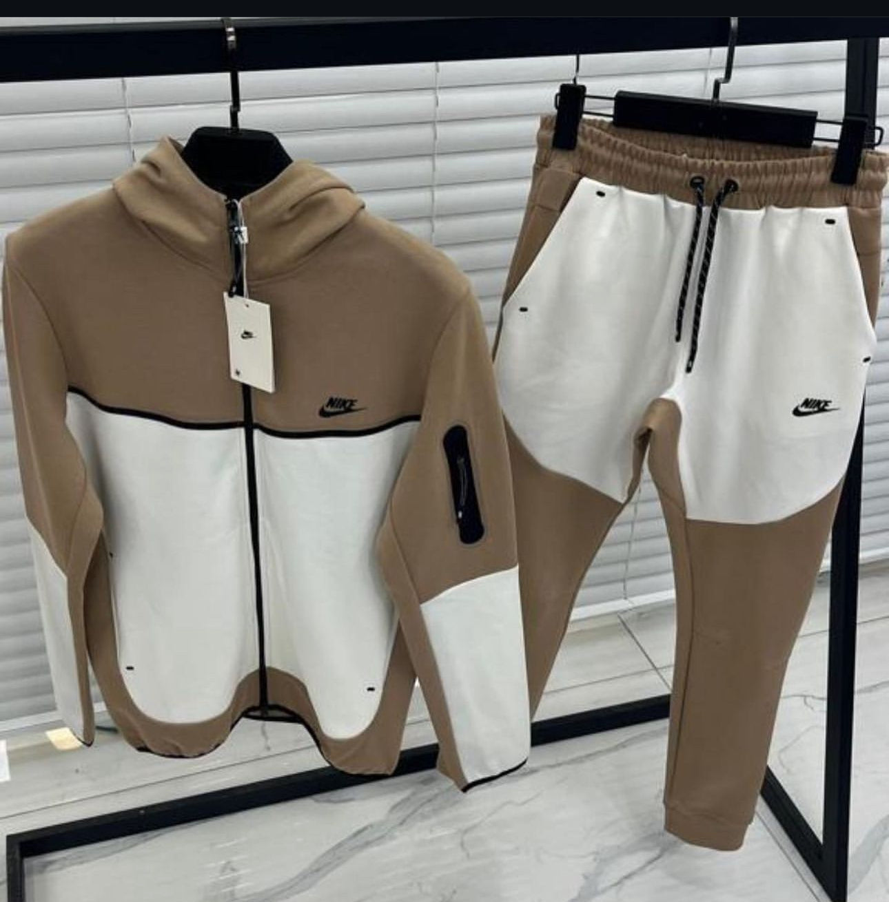 Nike Tech ensemble Gr-144