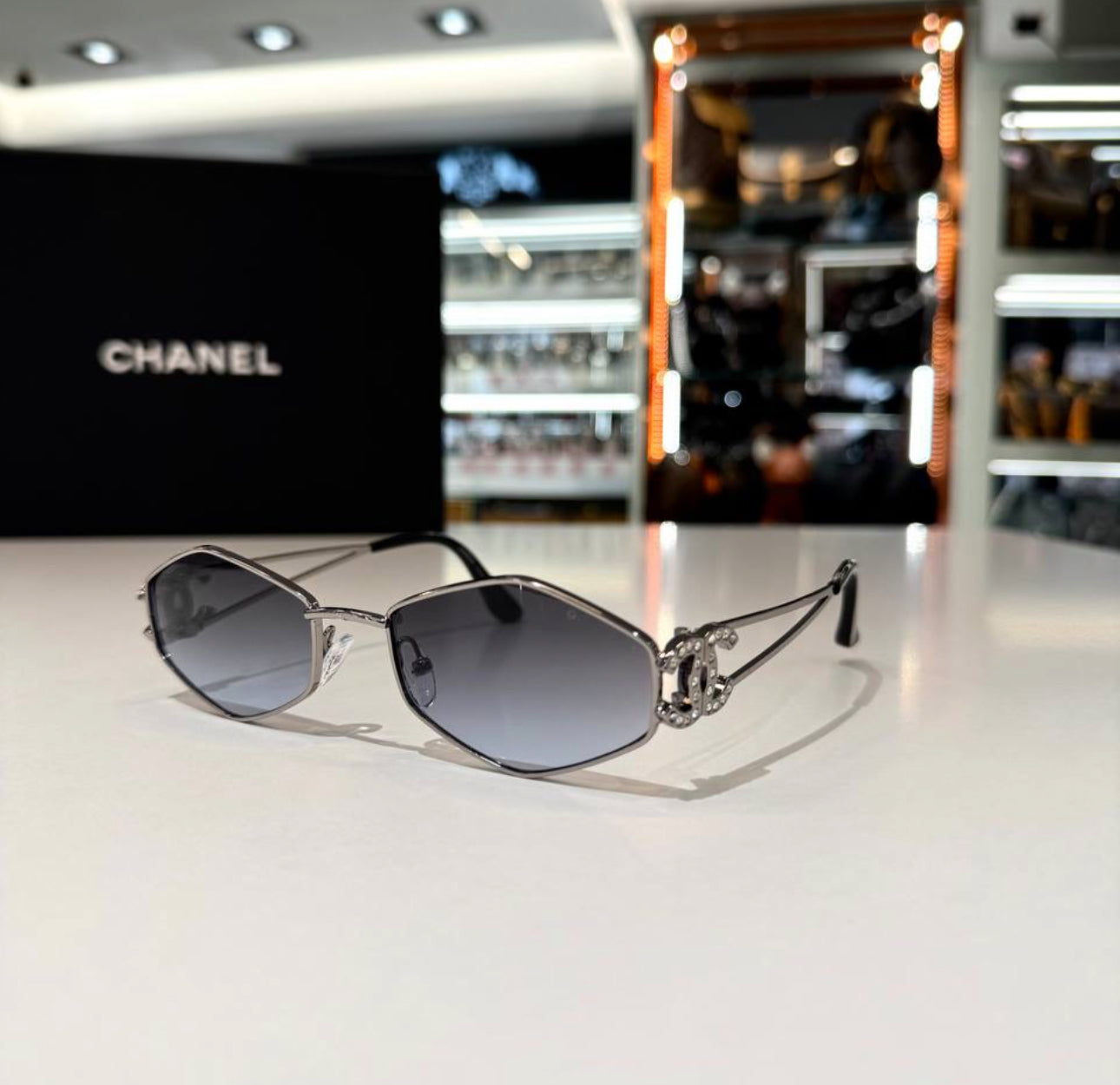 CHANEL -MU64 SUNGLASSES